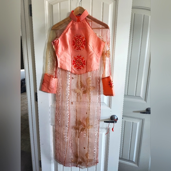 Traditional Vietnamese Clothing - Picture 1 of 10